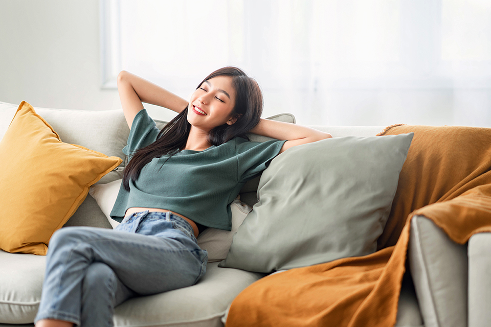 部屋でくつろぐ女性_イメージ