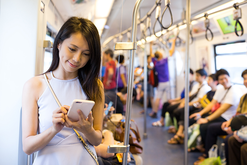 電車_乗る_女_スマホ