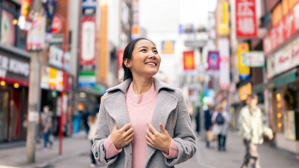 町_笑顔_散歩_女