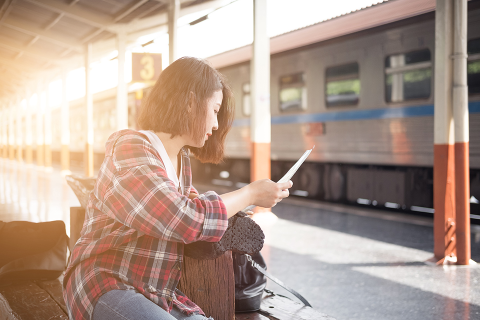 駅_女_スマホ