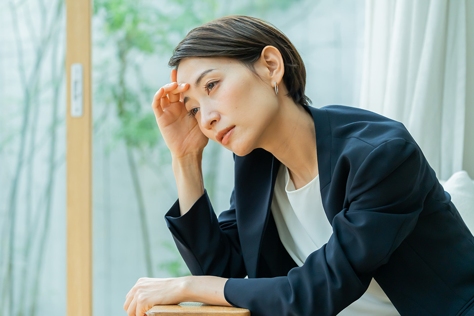 頭を抱える_女性