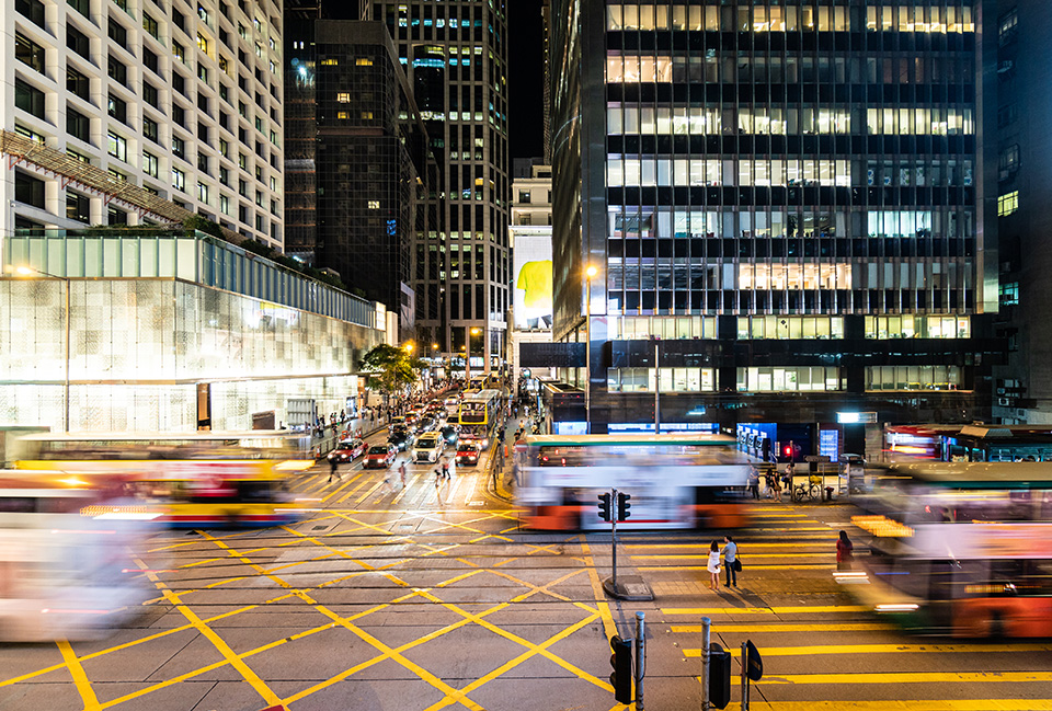 街_夜_道路_ビル_バス